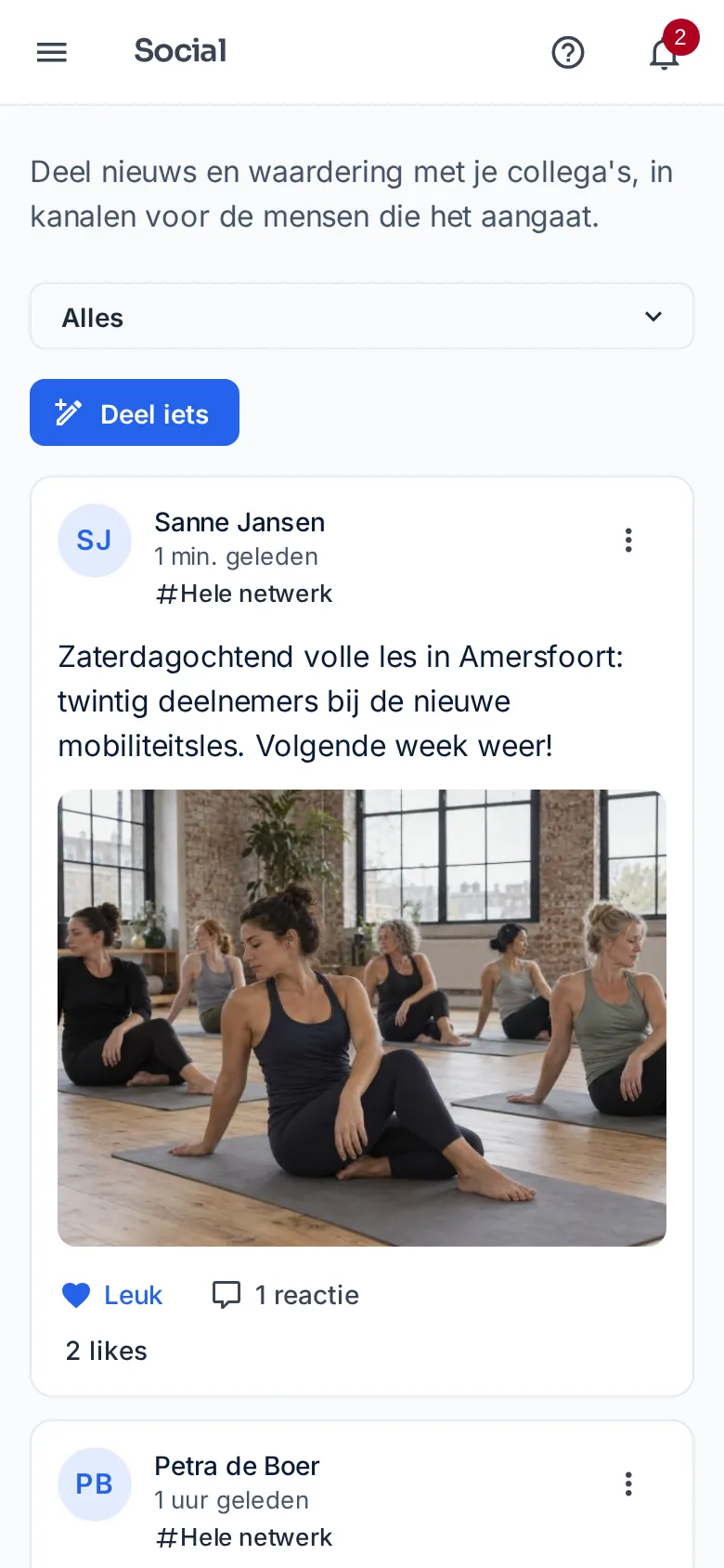 Social op een telefoon: een bericht met foto, reacties en likes